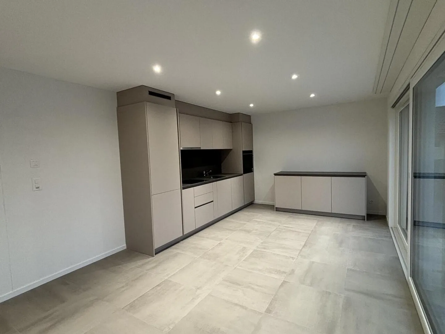 2190 - No. 32 - 3.5-Room Penthouse Apartment on the 3rd Floor - Photo 1 of 7