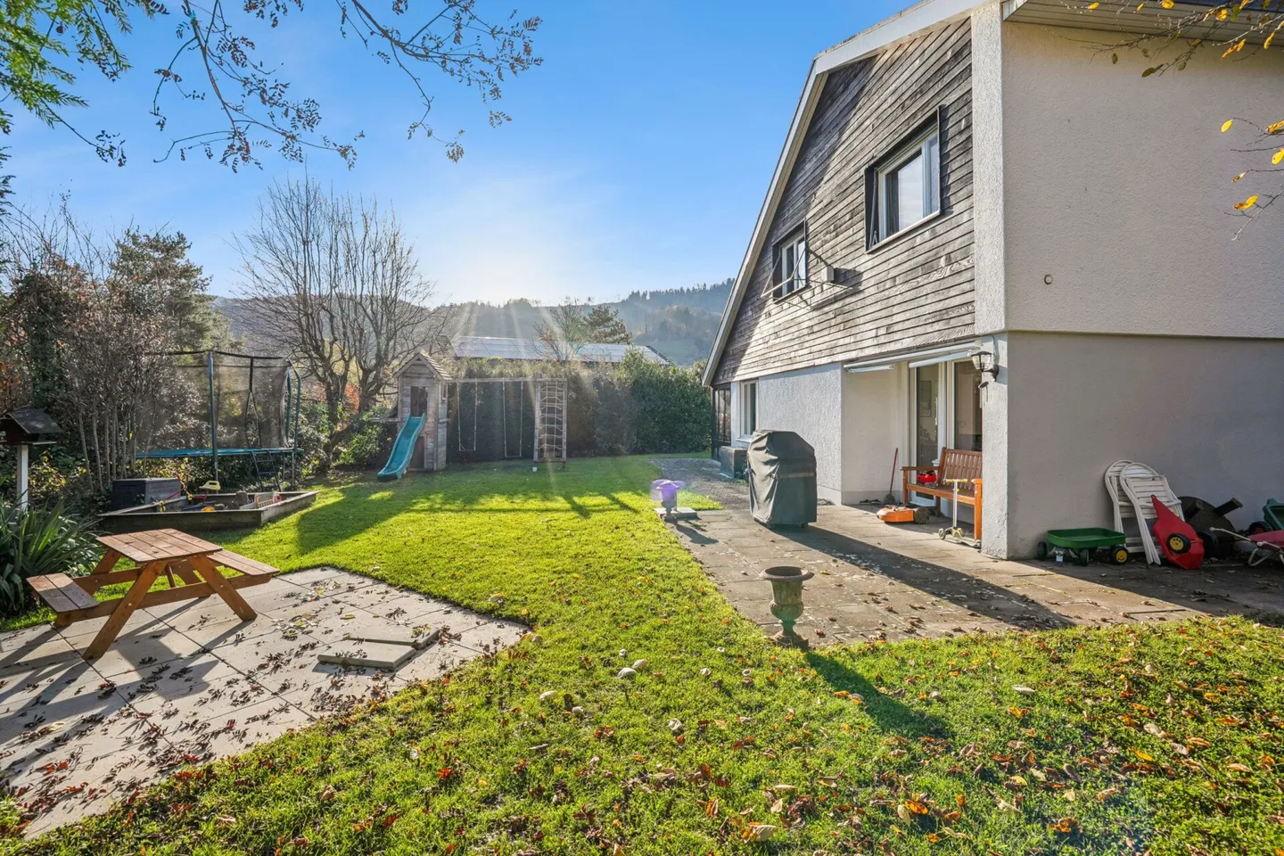 Detached 6.5-room single-family house with garden - Photo 1 of 11