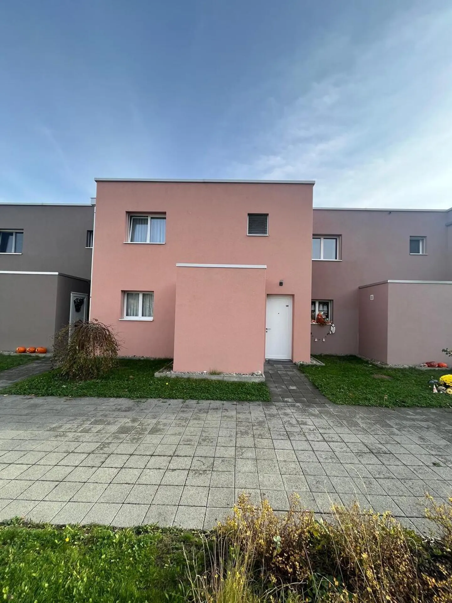 Villa Moderna con 4,5 stanze e 131 m2 di spazio abitabile + 2 posti auto interni - Foto 2 di 15