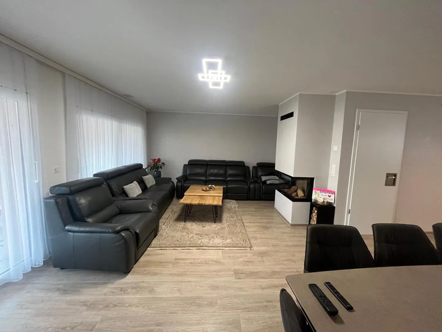 Villa Moderna con 4,5 stanze e 131 m2 di spazio abitabile + 2 posti auto interni - Foto 4 di 15