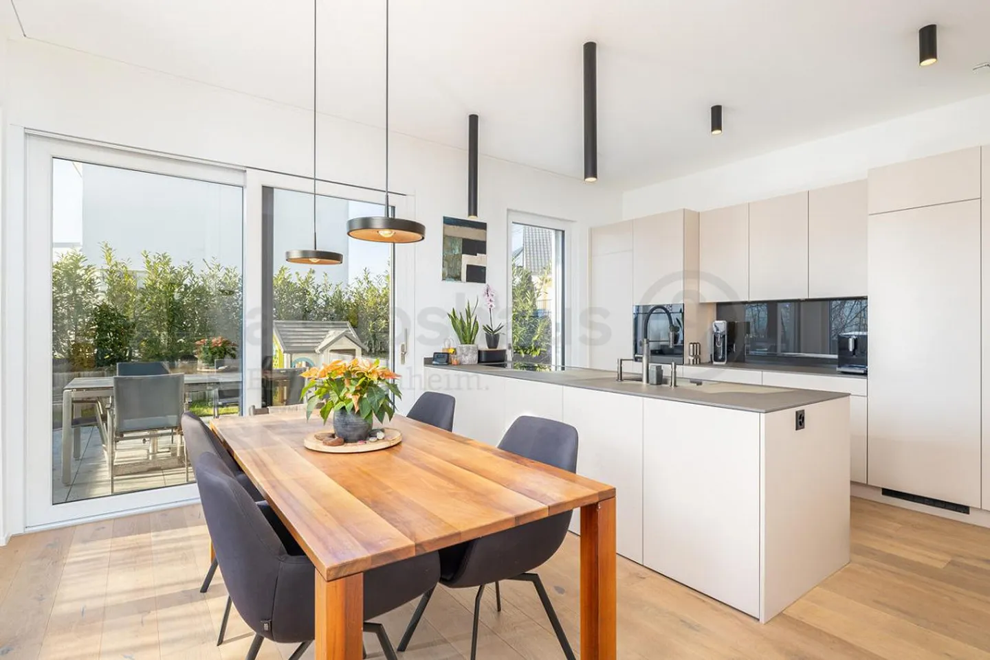 Ruhige Oase: Neubau Einfamilienhaus auf grossem, besonnten Grundstück! - Foto 2 von 5