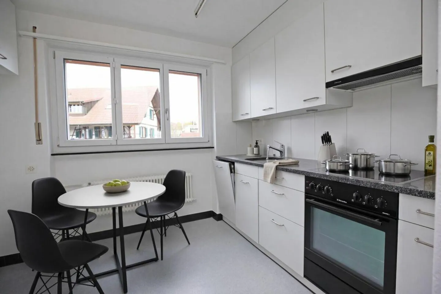 4-room apartment - freshly renovated - Photo 3 of 12