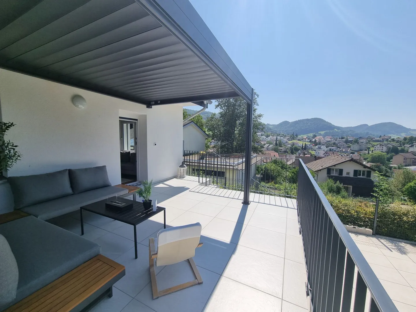 Casa unifamiliare 6.5 locali - completamente ristrutturata, camino, aria condizionata, 3 bagni, 7 posti auto - Foto 1 di 16