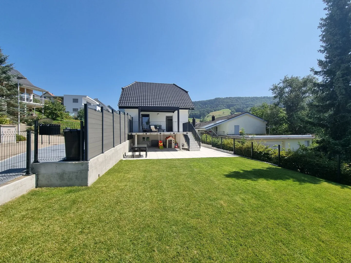 Casa unifamiliare 6.5 locali - completamente ristrutturata, camino, aria condizionata, 3 bagni, 7 posti auto - Foto 2 di 16