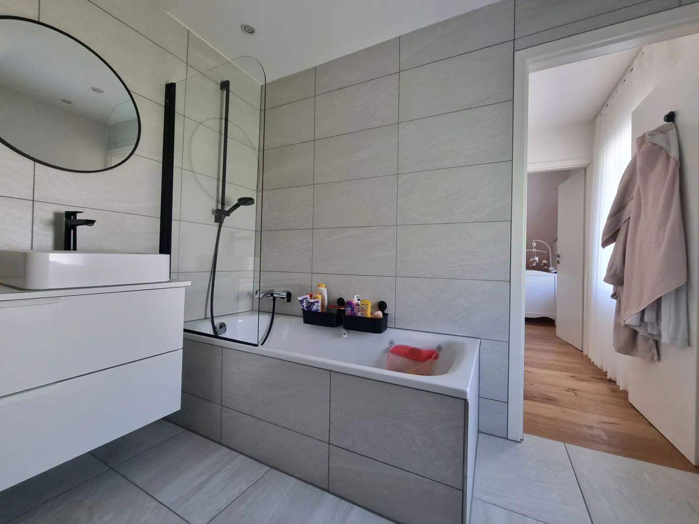 Casa unifamiliare 6.5 locali - completamente ristrutturata, camino, aria condizionata, 3 bagni, 7 posti auto - Foto 9 di 16