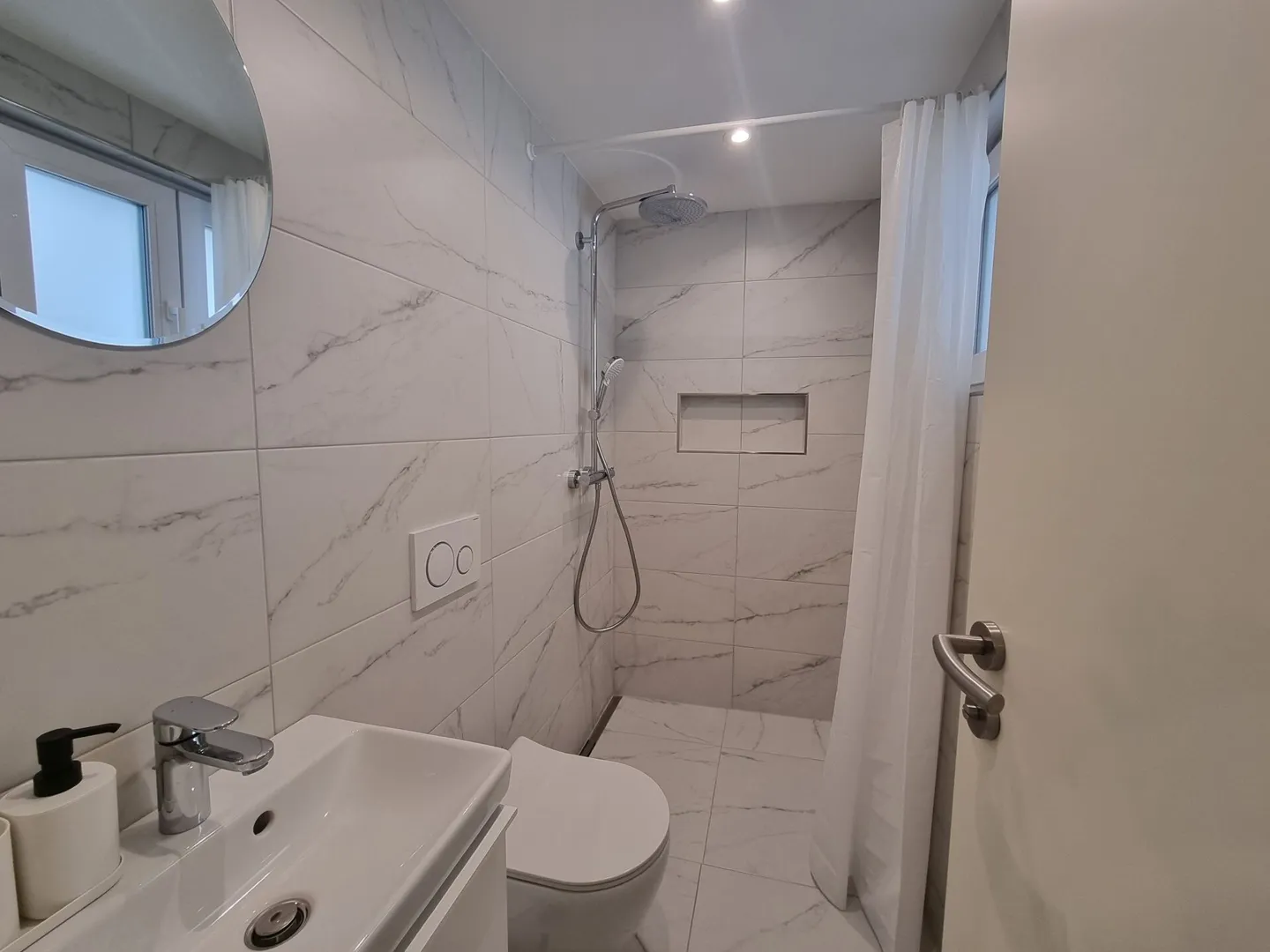 Casa unifamiliare 6.5 locali - completamente ristrutturata, camino, aria condizionata, 3 bagni, 7 posti auto - Foto 10 di 16
