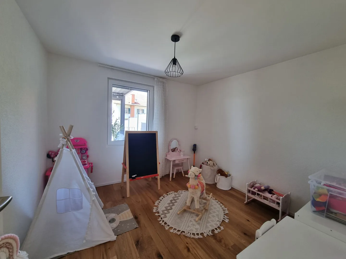 Casa unifamiliare 6.5 locali - completamente ristrutturata, camino, aria condizionata, 3 bagni, 7 posti auto - Foto 14 di 16