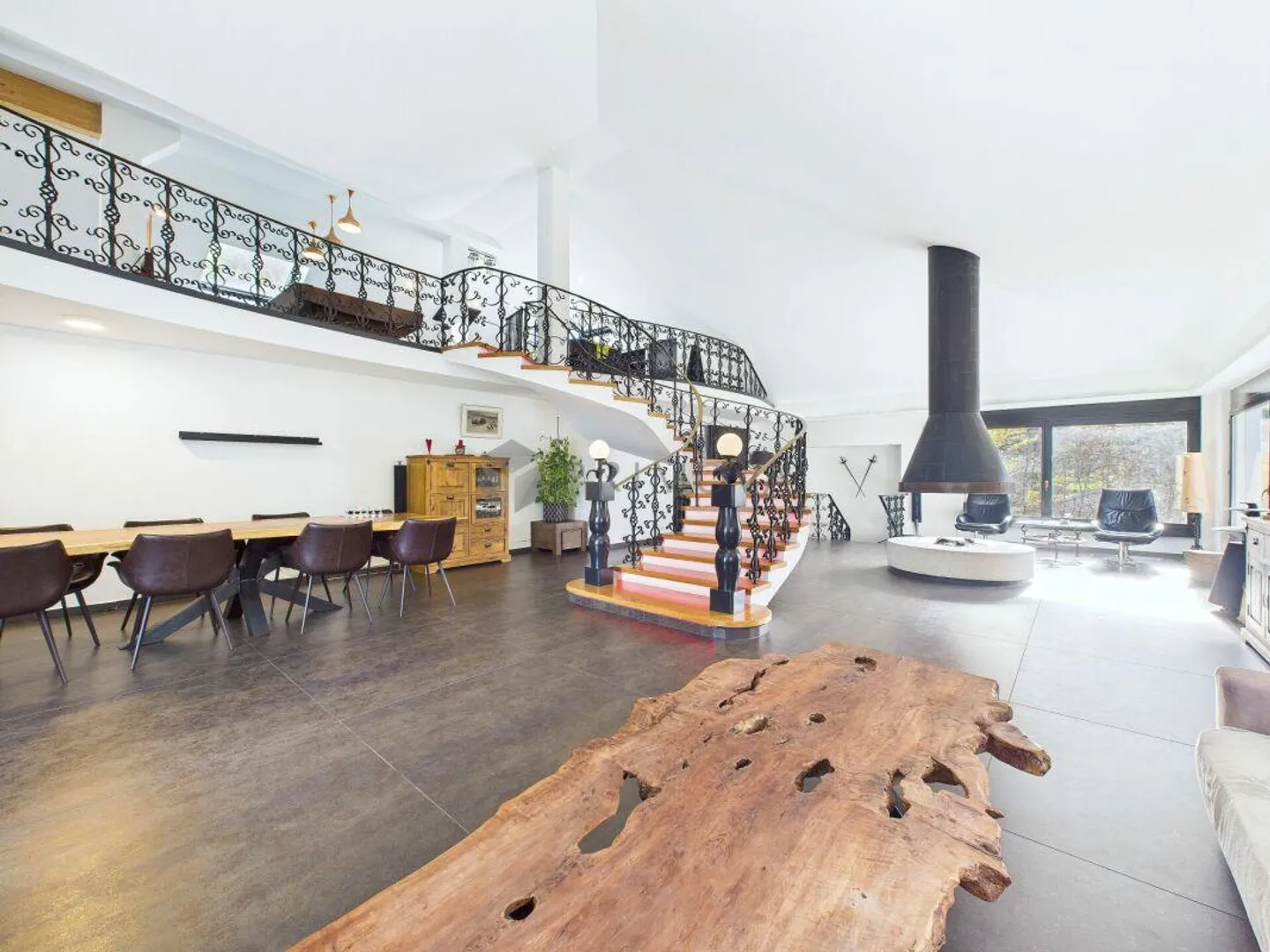 Elegance meets view: The incomparable salon of this Silenen ... - Photo 1 of 18