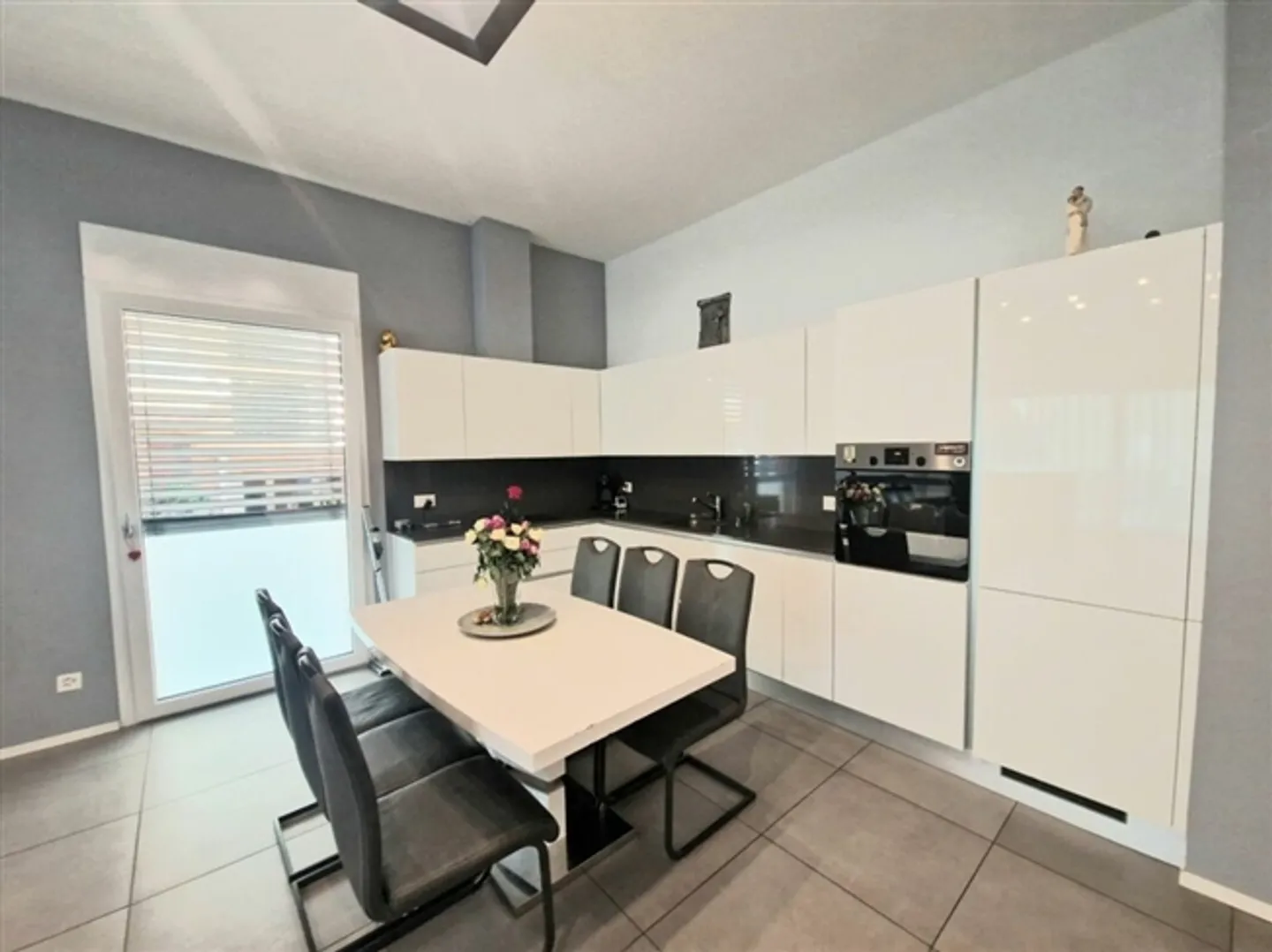 LOCARNO - APPARTEMENT 4.5 CHAMBRES AVEC JARDIN PRIVÉ À VENDRE - Photo 3 sur 20