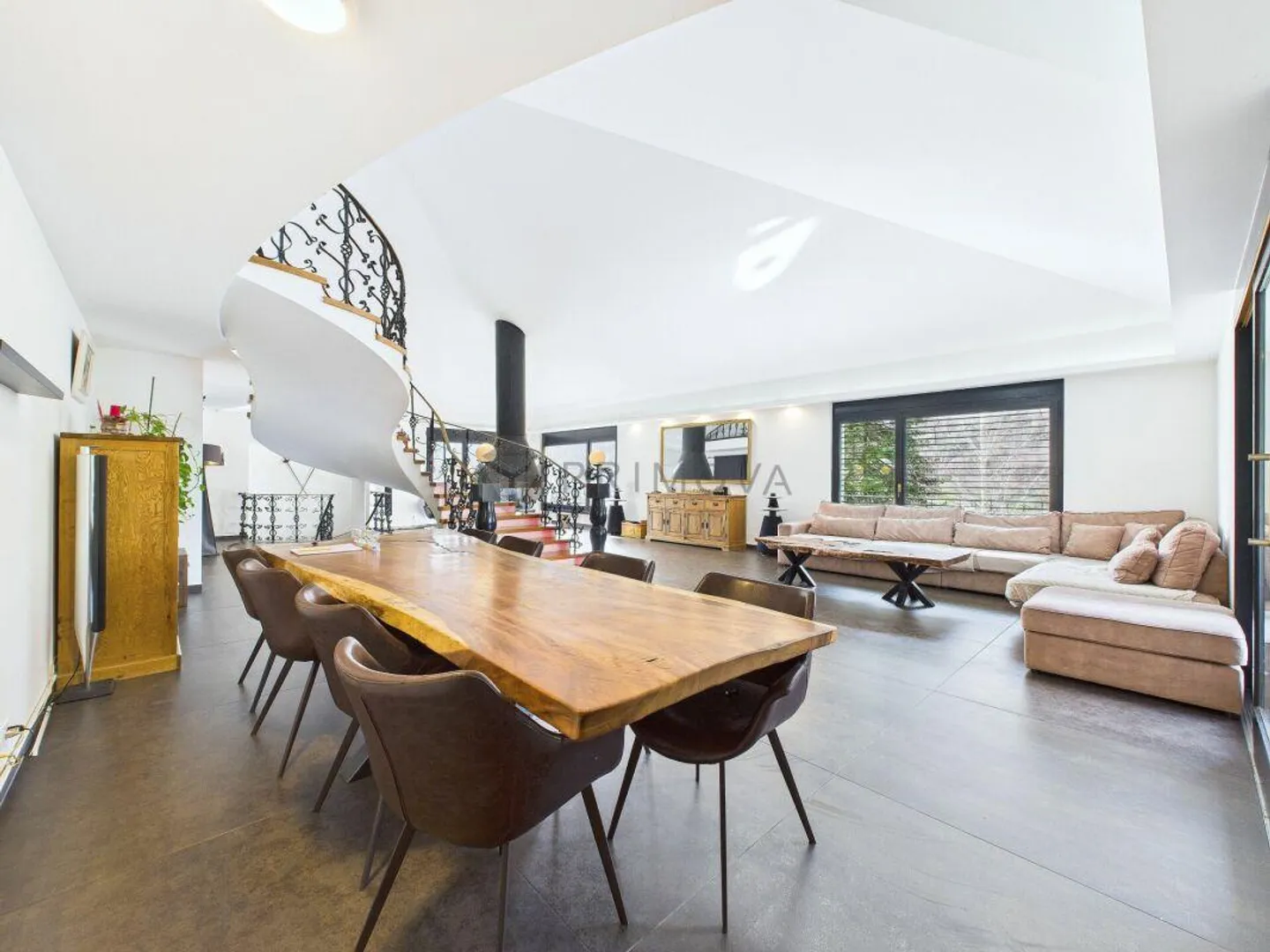 Elegance meets view: The incomparable salon of this Silenen ... - Photo 2 of 18