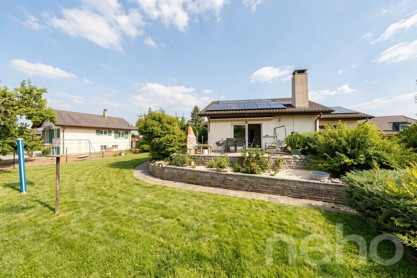 Bright family home with garden and studio potential - Photo 3 of 12