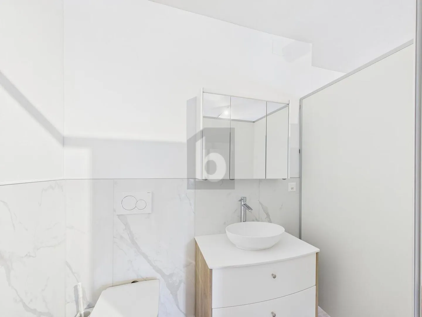 MODERNE RÉNOVÉE AU CENTRE - Photo 4 sur 6