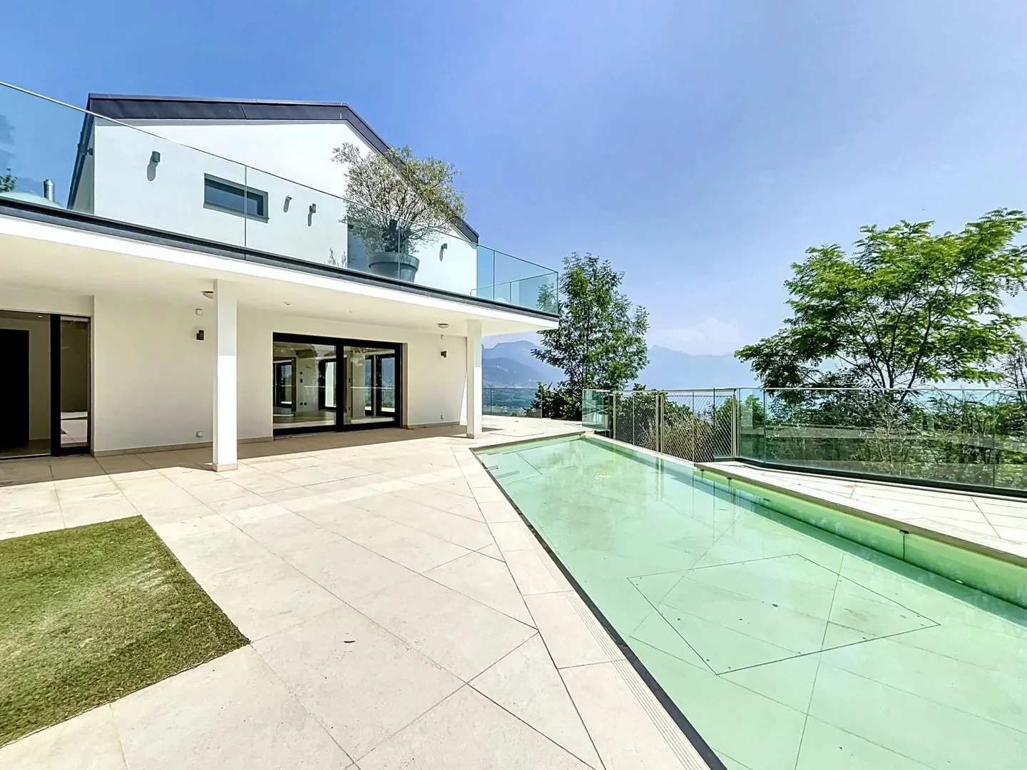 Stunning Villa with Pool - Photo 5 of 10