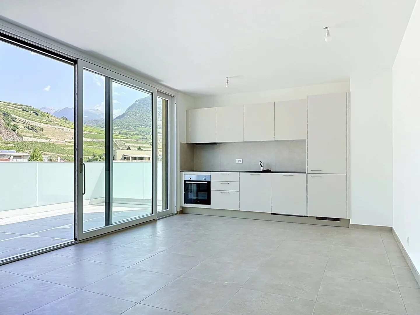 2,5-Zimmer-Dachgeschosswohnung mit Terrasse zur Miete in Uvrier - Foto 1 von 9