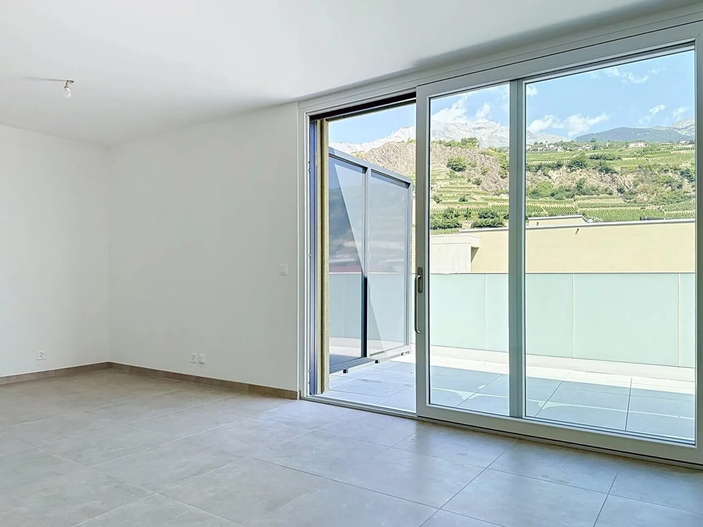2,5-Zimmer-Dachgeschosswohnung mit Terrasse zur Miete in Uvrier - Foto 3 von 9