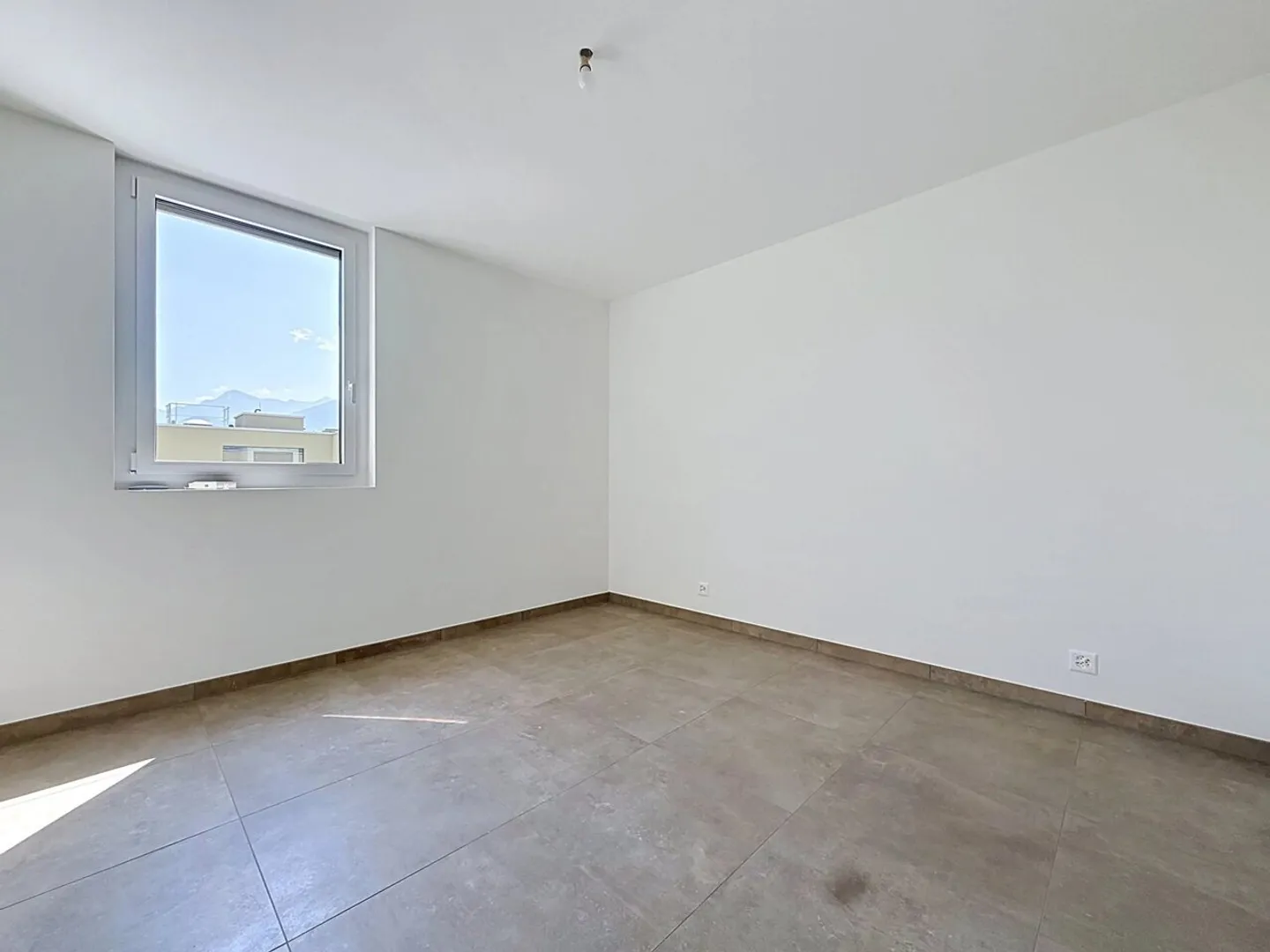 2,5-Zimmer-Dachgeschosswohnung mit Terrasse zur Miete in Uvrier - Foto 4 von 9