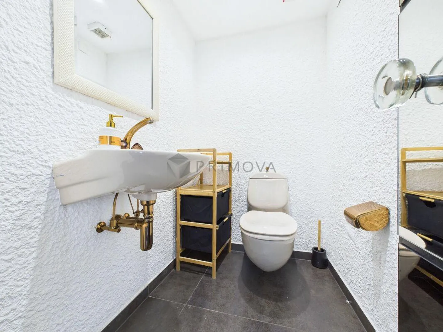 Elegance meets view: The incomparable salon of this Silenen ... - Photo 9 of 18