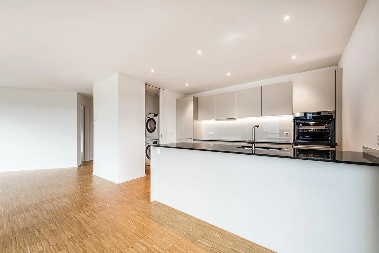 Stylish new 4.5-room apartment in the heart of the city of Kreuzlingen - Photo 2 of 9