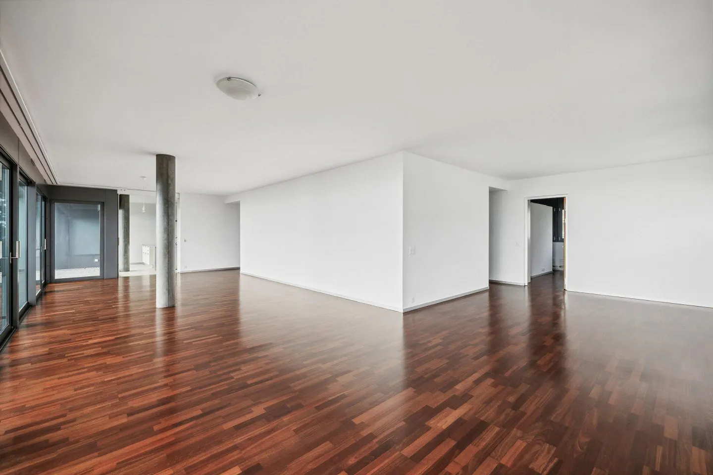 Superb high-end apartment! - Photo 3 of 8