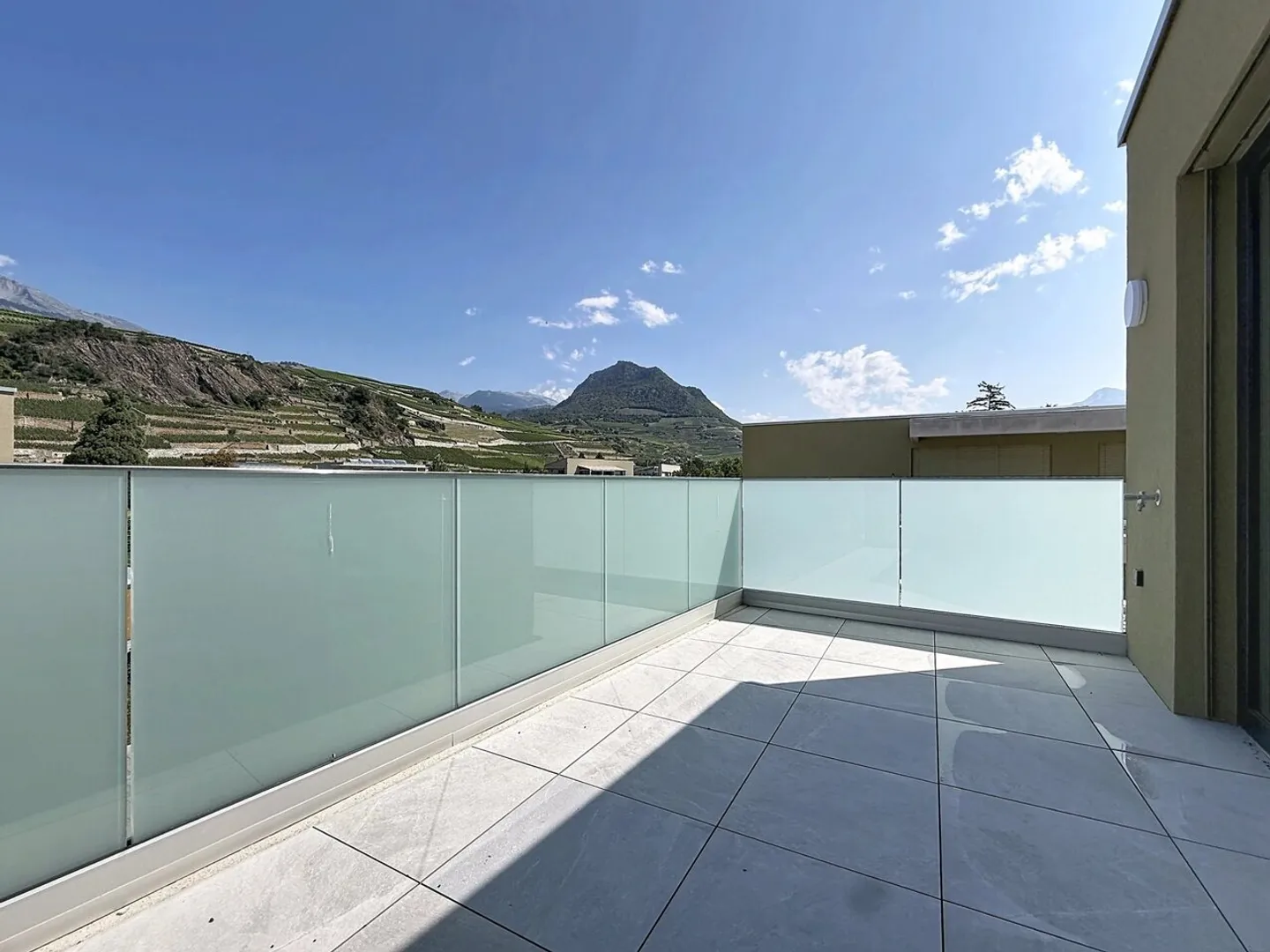 2,5-Zimmer-Dachgeschosswohnung mit Terrasse zur Miete in Uvrier - Foto 7 von 9
