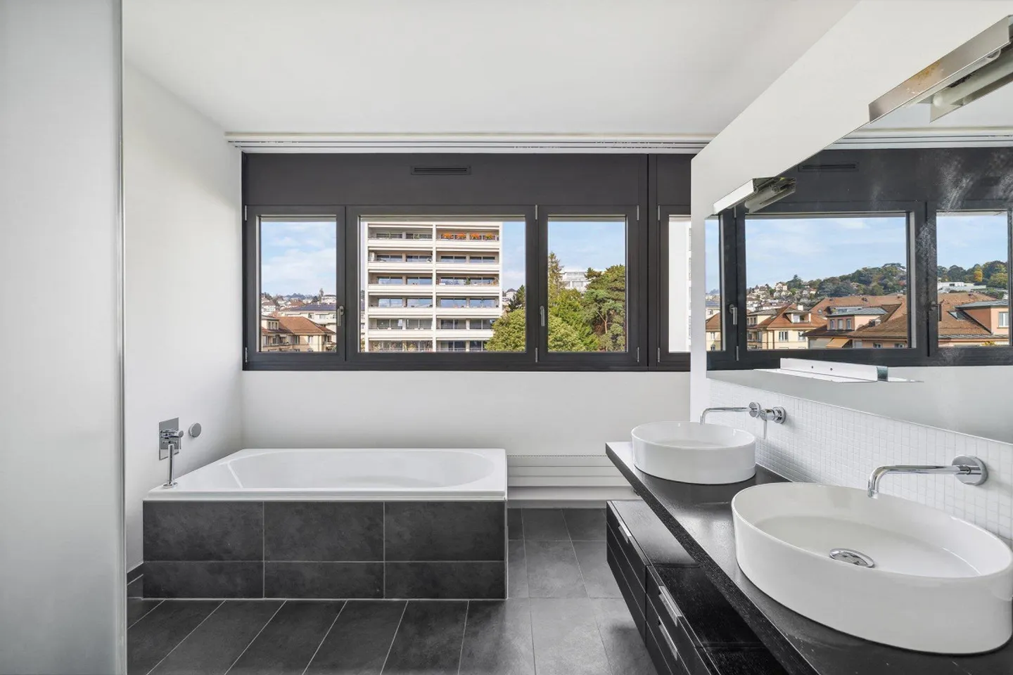 Superb high-end apartment! - Photo 5 of 8
