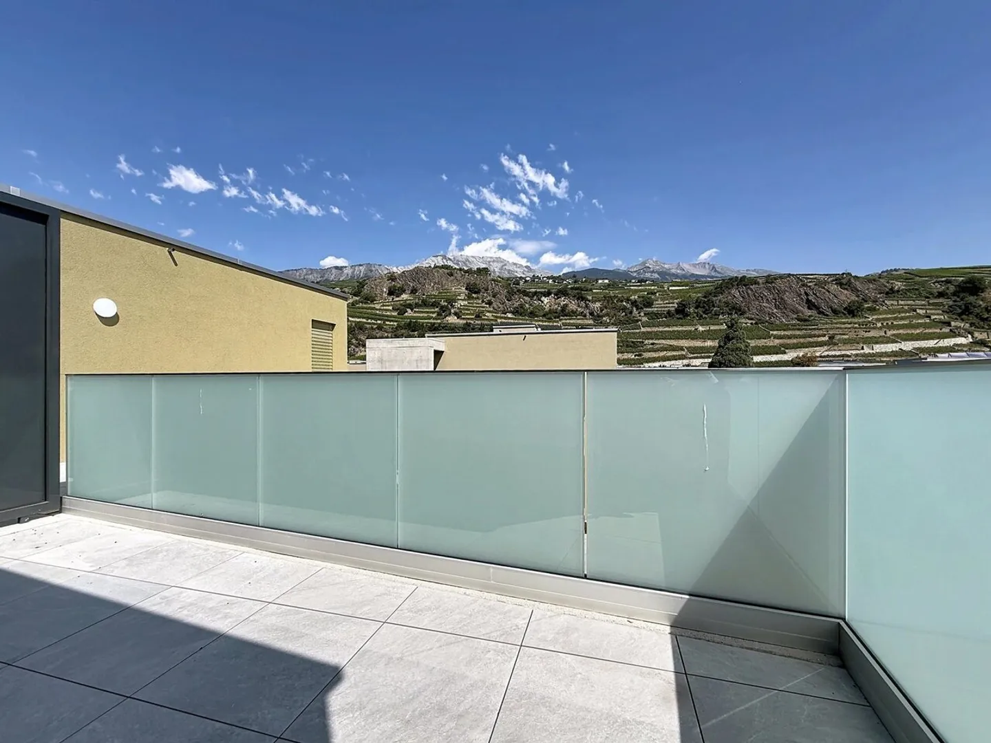2,5-Zimmer-Dachgeschosswohnung mit Terrasse zur Miete in Uvrier - Foto 8 von 9