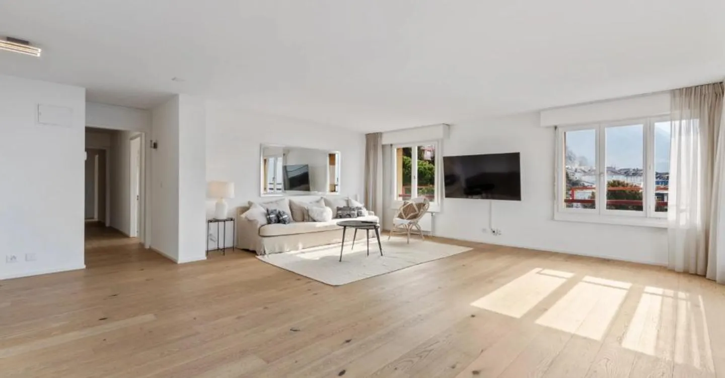 Schöne geräumige 6,5-Zimmer-Wohnung von 175m2 im 8. Stock. - Foto 1 von 13