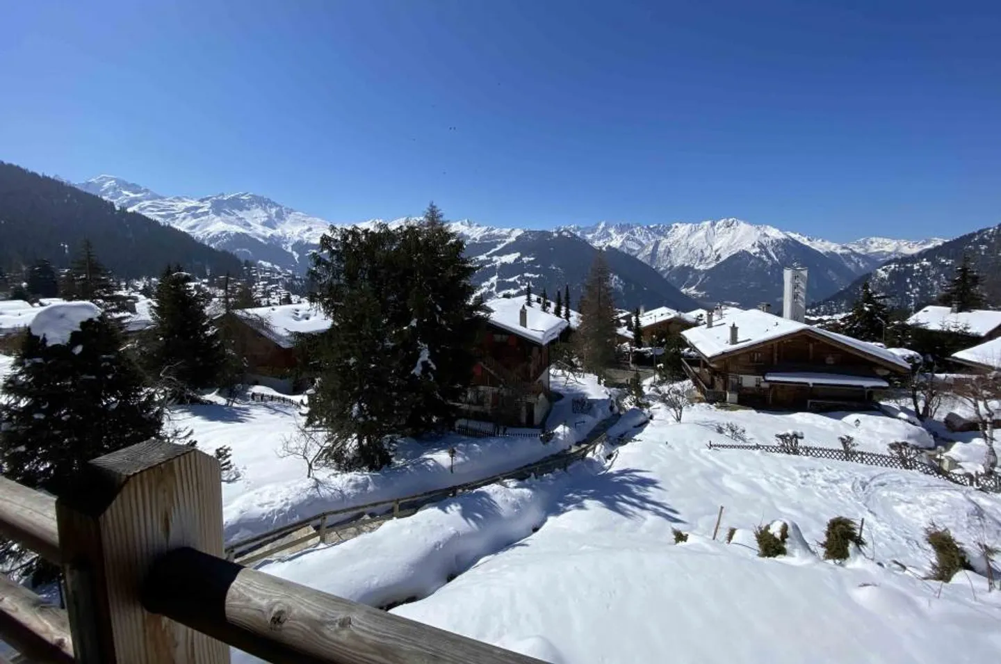 Appartamento all'ultimo piano Ski in/out tra Le Rouge e Medran - Foto 2 di 14