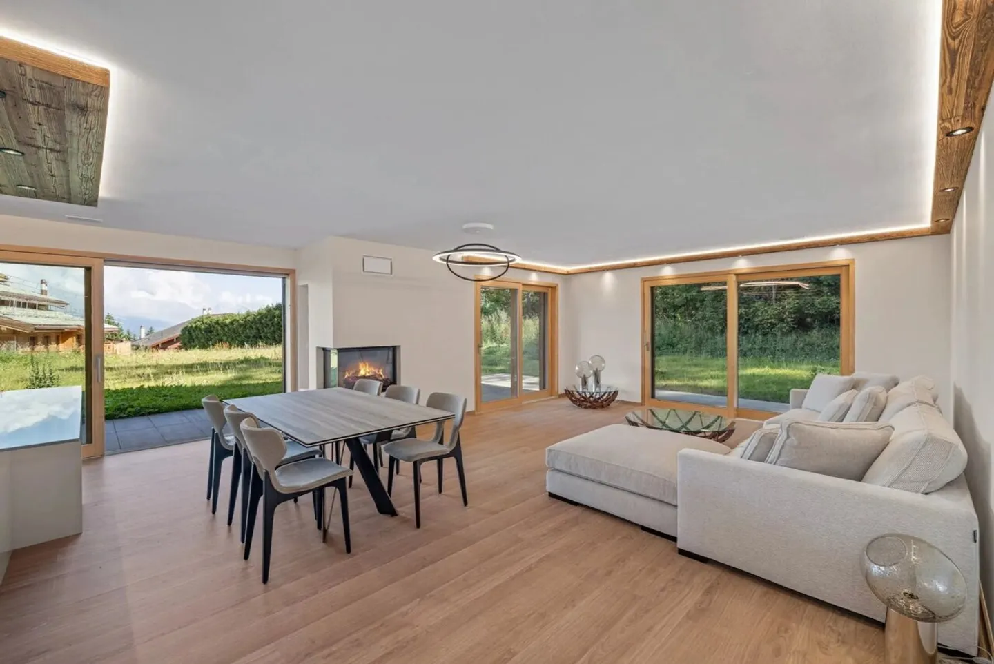 Luxury Garden Apartment on the Edge of the Golf Course in Crans-Montana - Photo 2 of 7