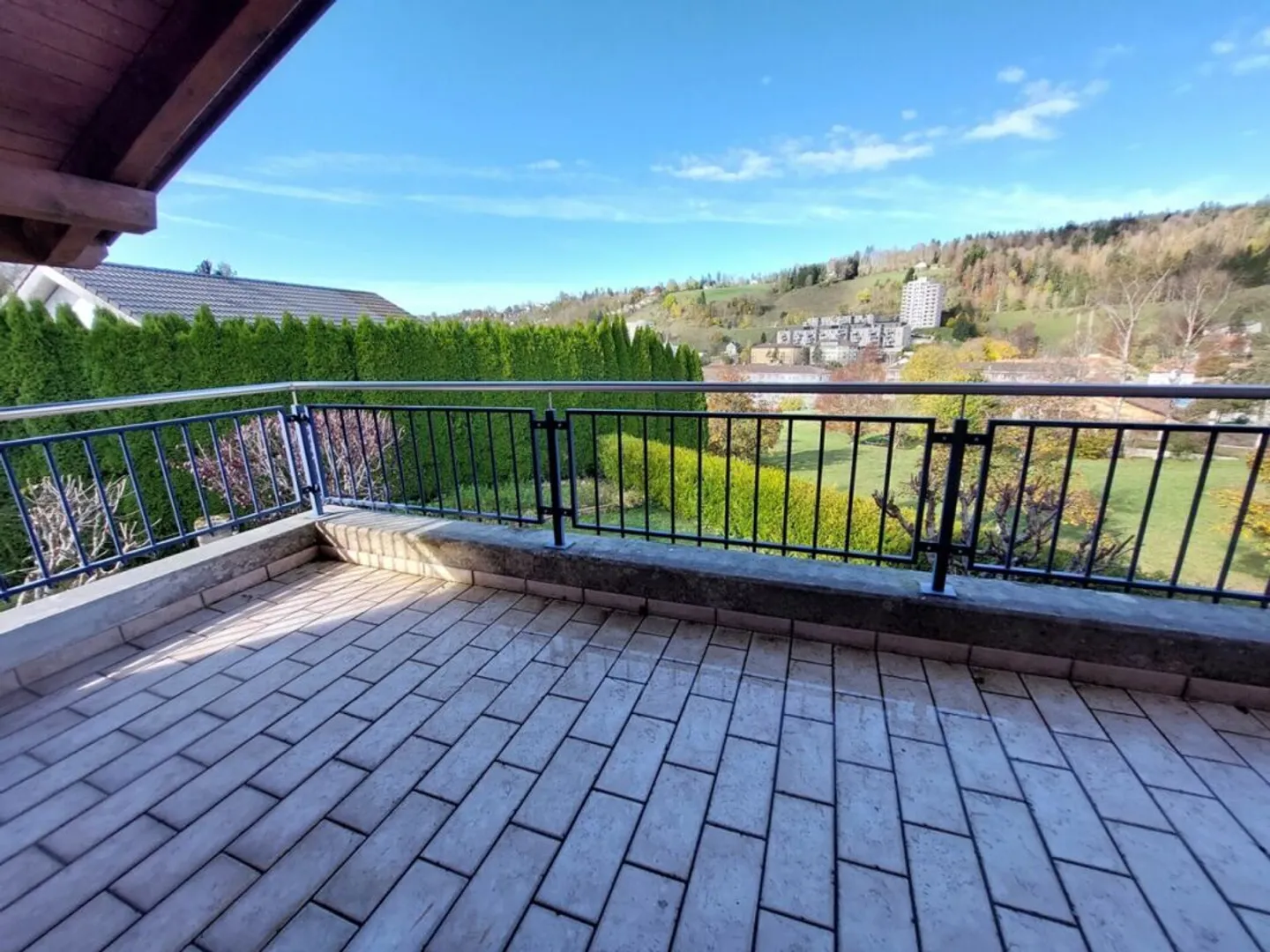 Modern villa with garden, large garage for 4 cars - Photo 2 of 15