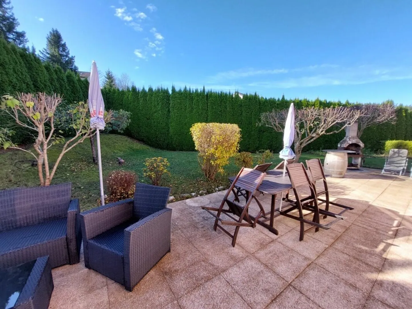 Modern villa with garden, large garage for 4 cars - Photo 3 of 15