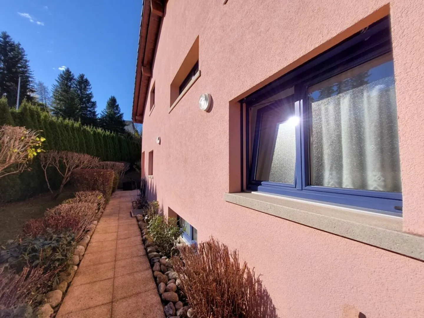 Modern villa with garden, large garage for 4 cars - Photo 4 of 15