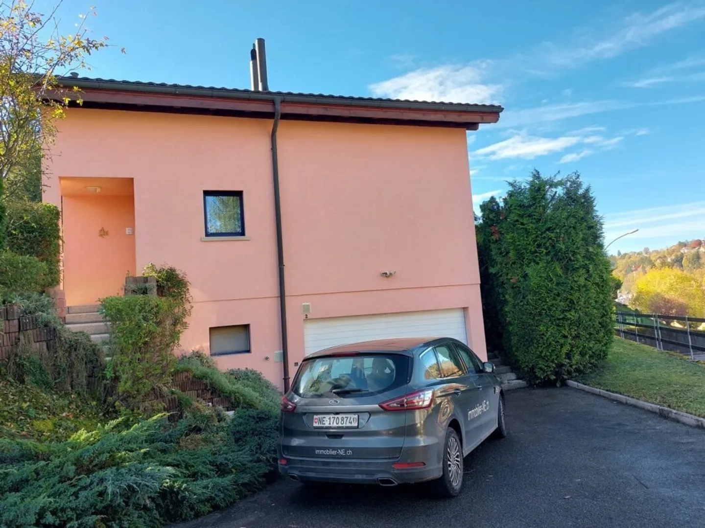 Modern villa with garden, large garage for 4 cars - Photo 1 of 15