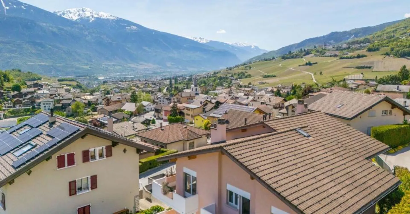 View of the peaks and the charm of the village - Photo 1 of 12