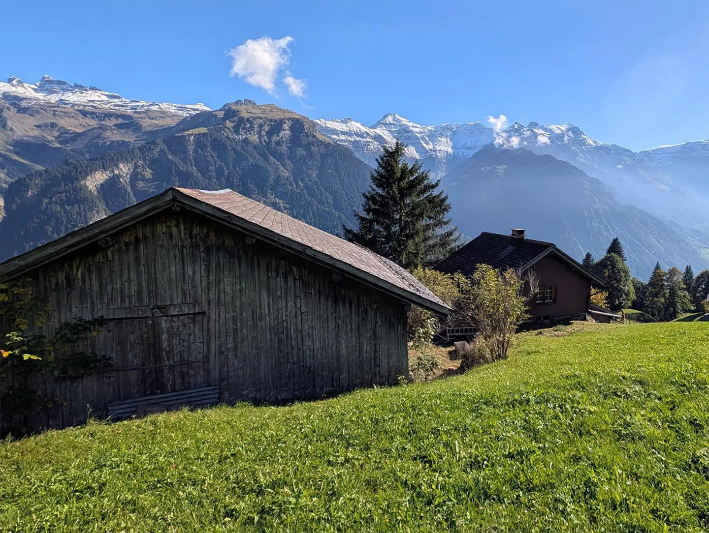 Sonnige Aussichtslage in Braunwald | Bauernhaus mit Stall - Photo 2 of 11