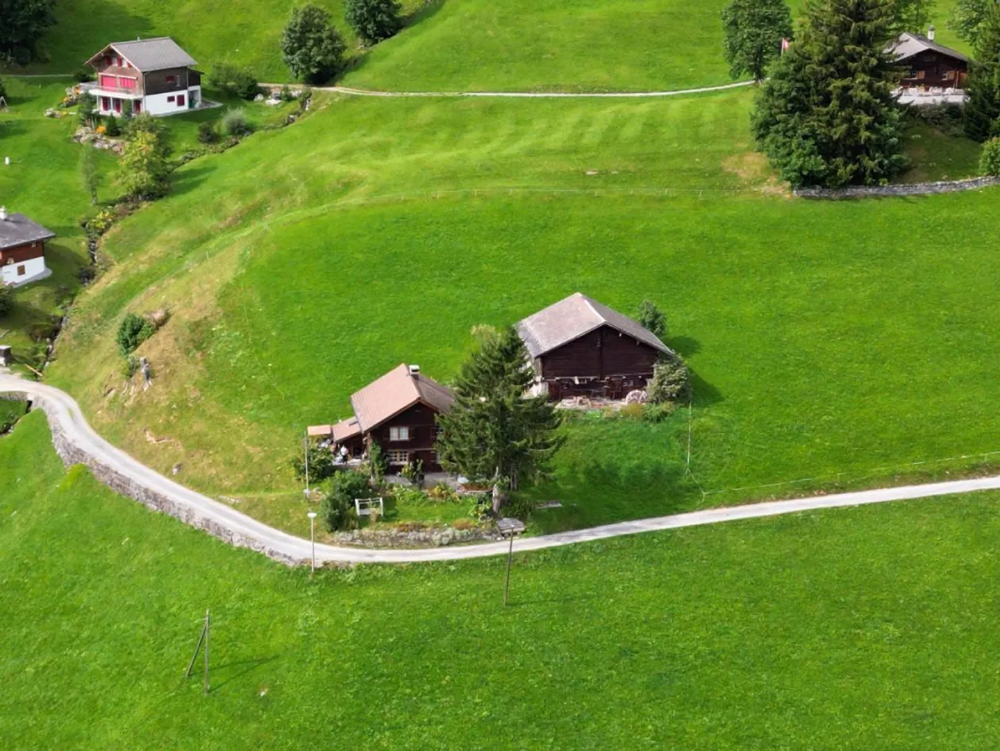 Sonnige Aussichtslage in Braunwald | Bauernhaus mit Stall - Photo 3 of 11