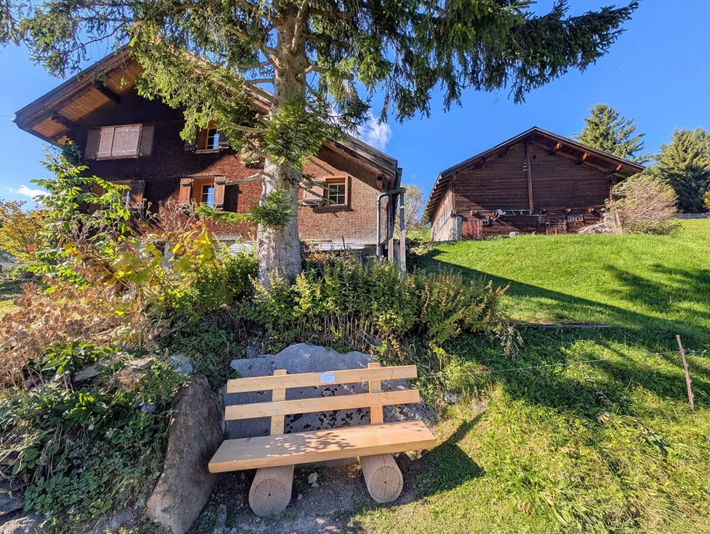 Sonnige Aussichtslage in Braunwald | Bauernhaus mit Stall - Photo 1 of 11