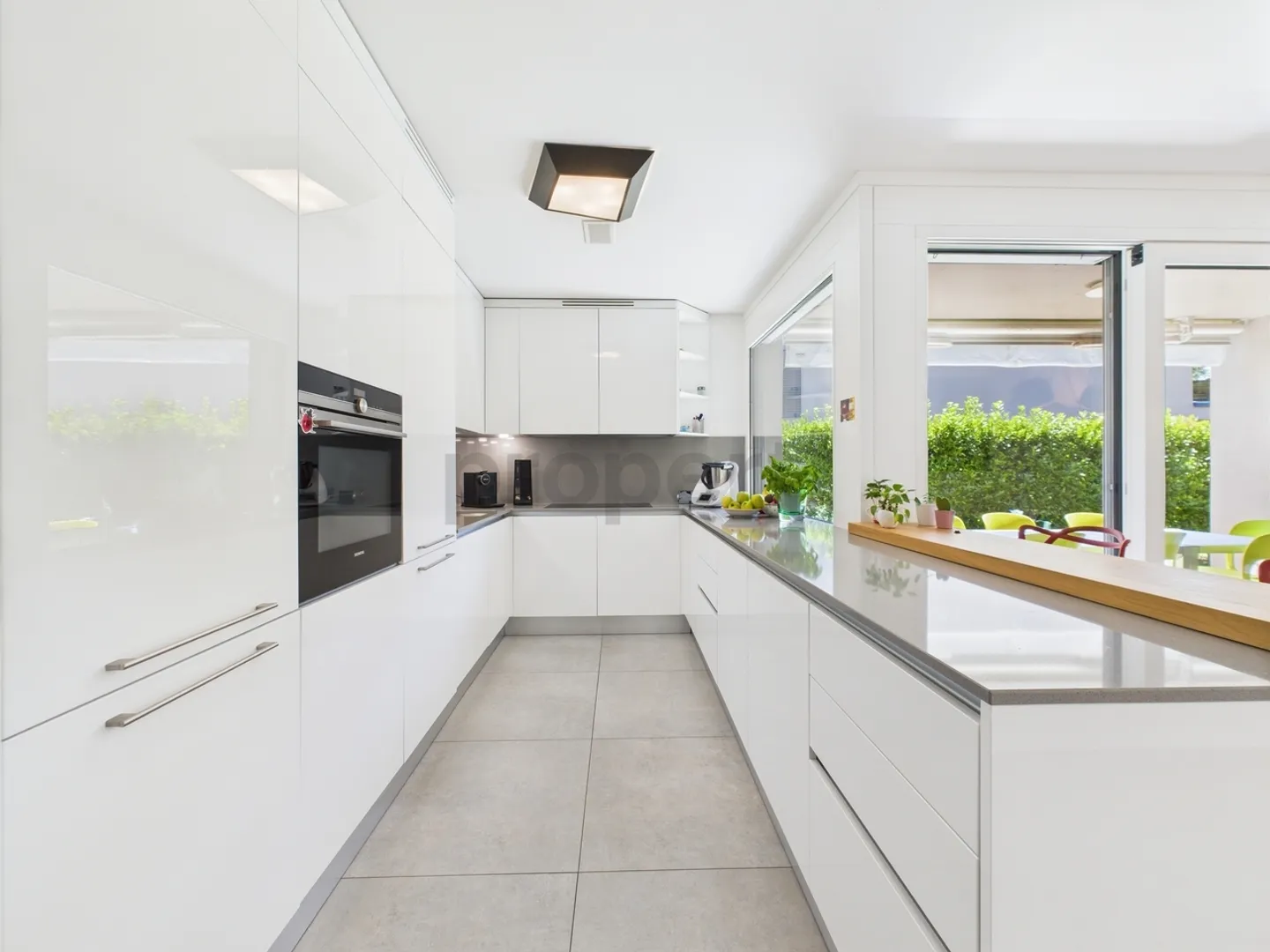 Appartement Charmant Extraordinaire avec Jardin et Piscine dans une Résidence Exclusive - Photo 8 sur 13