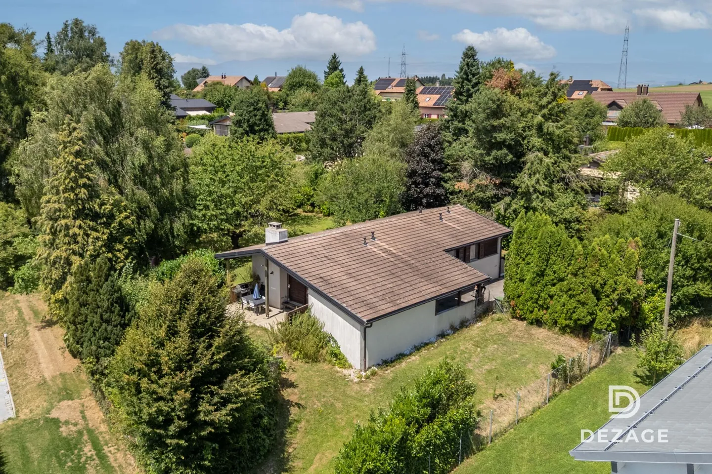House for renovation in a quiet location with a large garden, close to schools and 20 minutes from Lausanne! - Photo 1 of 13