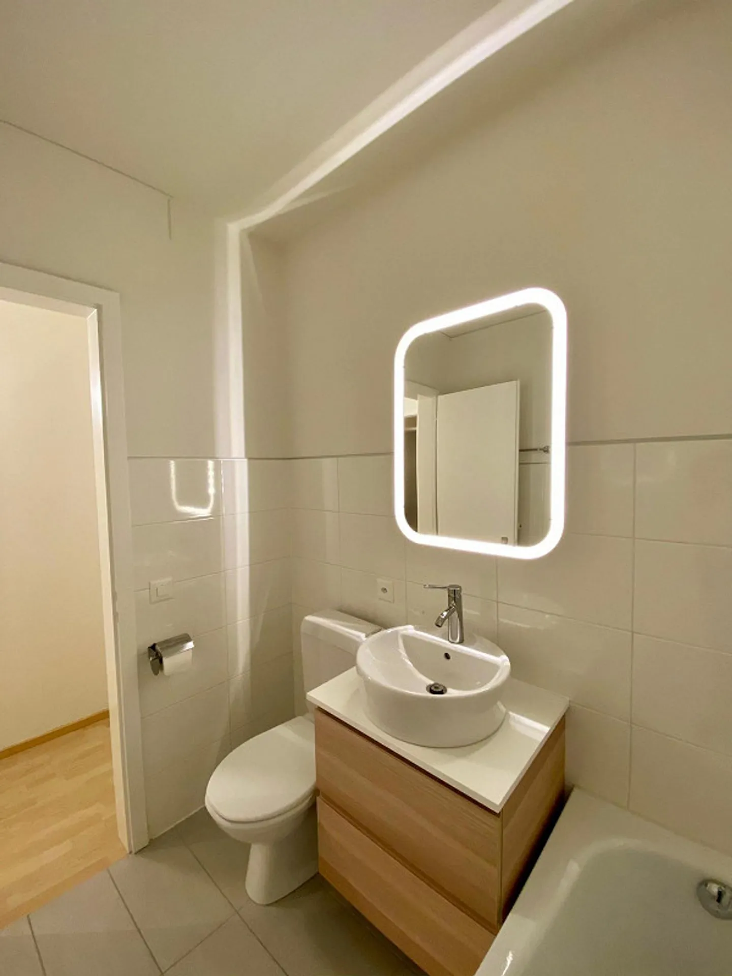Appartamento di 2,5 stanze con balcone vista lago laterale a Lugano-Castagnola - Foto 4 di 17