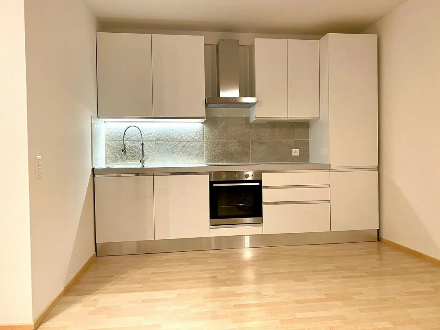 Appartamento di 2,5 stanze con balcone vista lago laterale a Lugano-Castagnola - Foto 8 di 17