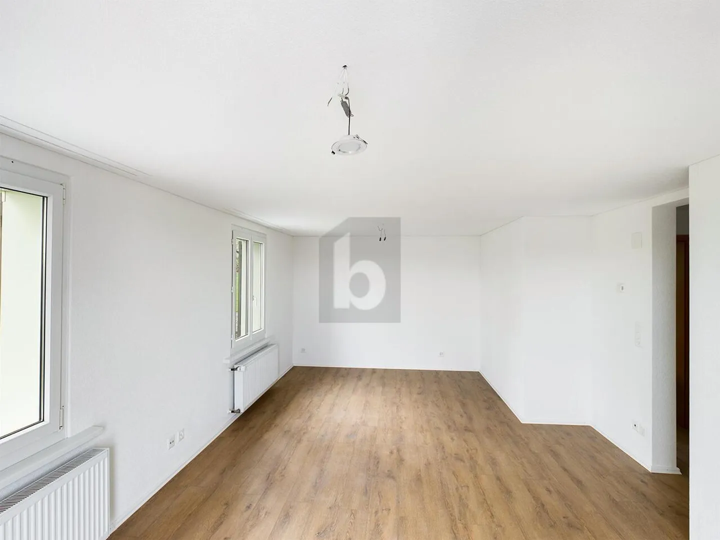 PRAKTISCH, ZENTRAL MIT GROSSEM GARTEN - Foto 2 von 6