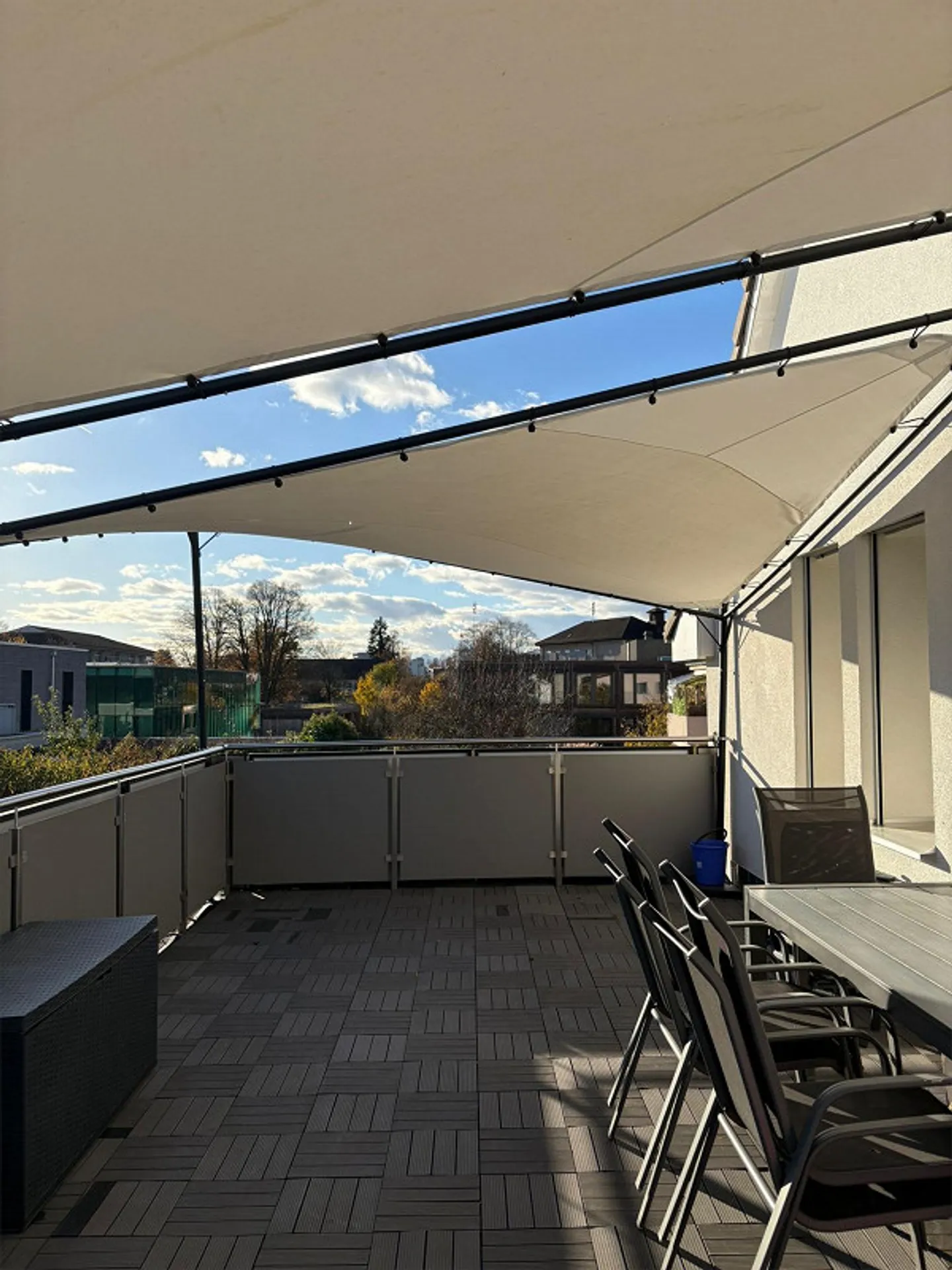 Charmante 3.5-Zimmer-Maisonette-Wohnung mit grosser Terrasse und zwei Bädern - Foto 1 von 13