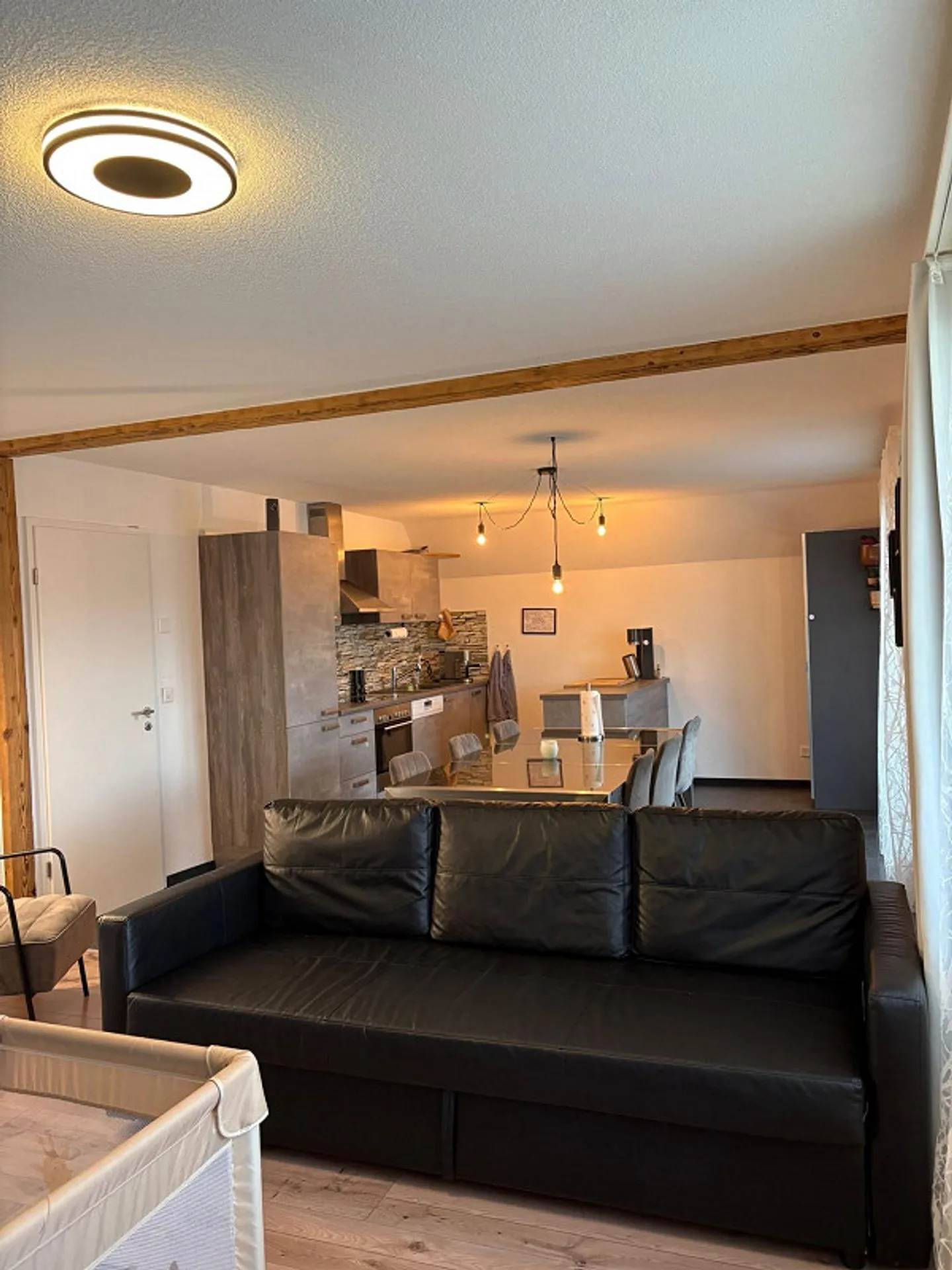 Charmante 3.5-Zimmer-Maisonette-Wohnung mit grosser Terrasse und zwei Bädern - Foto 6 von 13