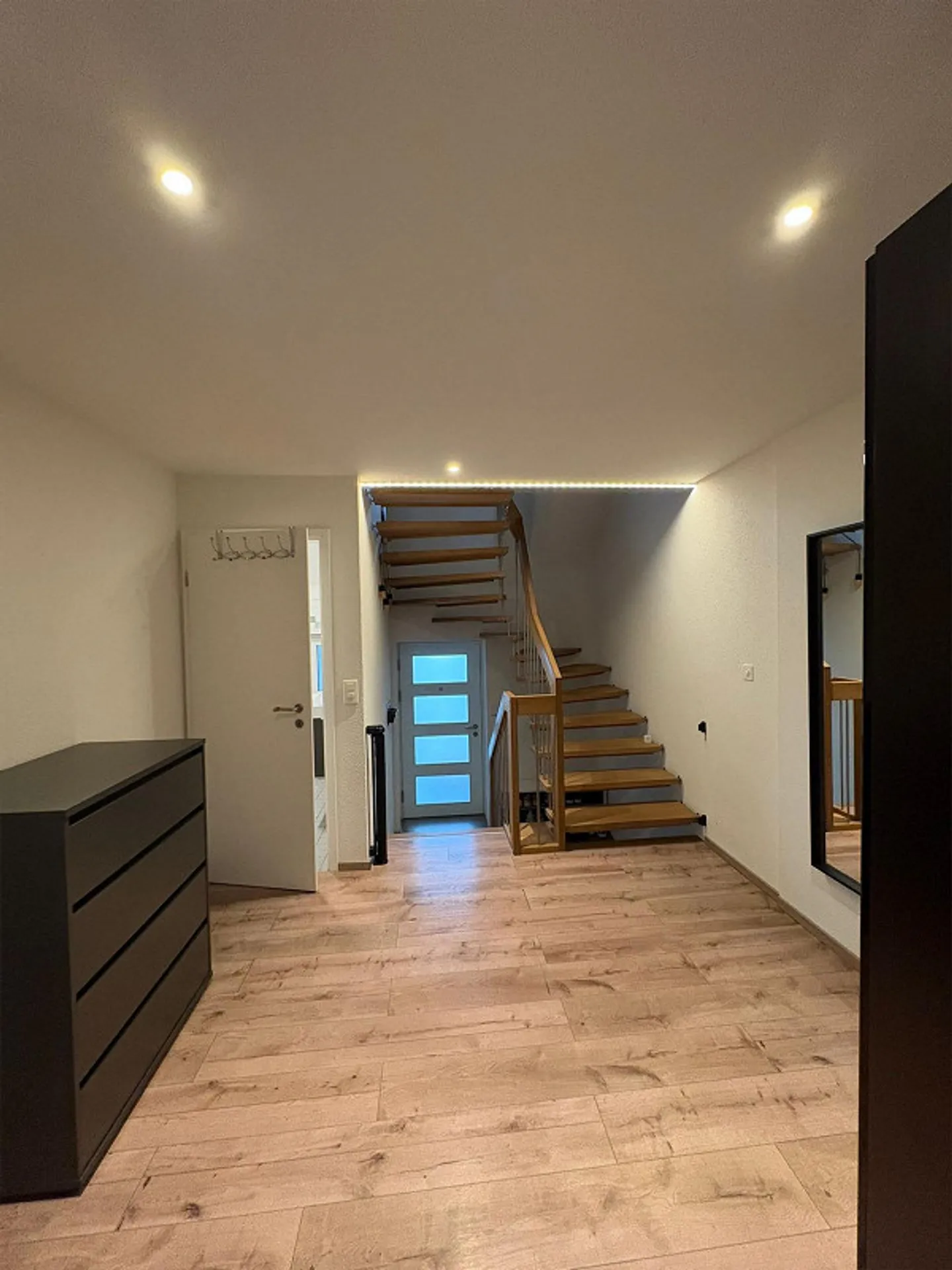 Charmante 3.5-Zimmer-Maisonette-Wohnung mit grosser Terrasse und zwei Bädern - Foto 3 von 13