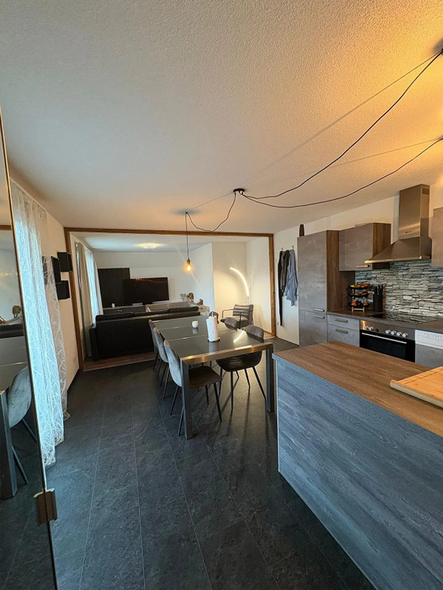 Charmante 3.5-Zimmer-Maisonette-Wohnung mit grosser Terrasse und zwei Bädern - Foto 5 von 13