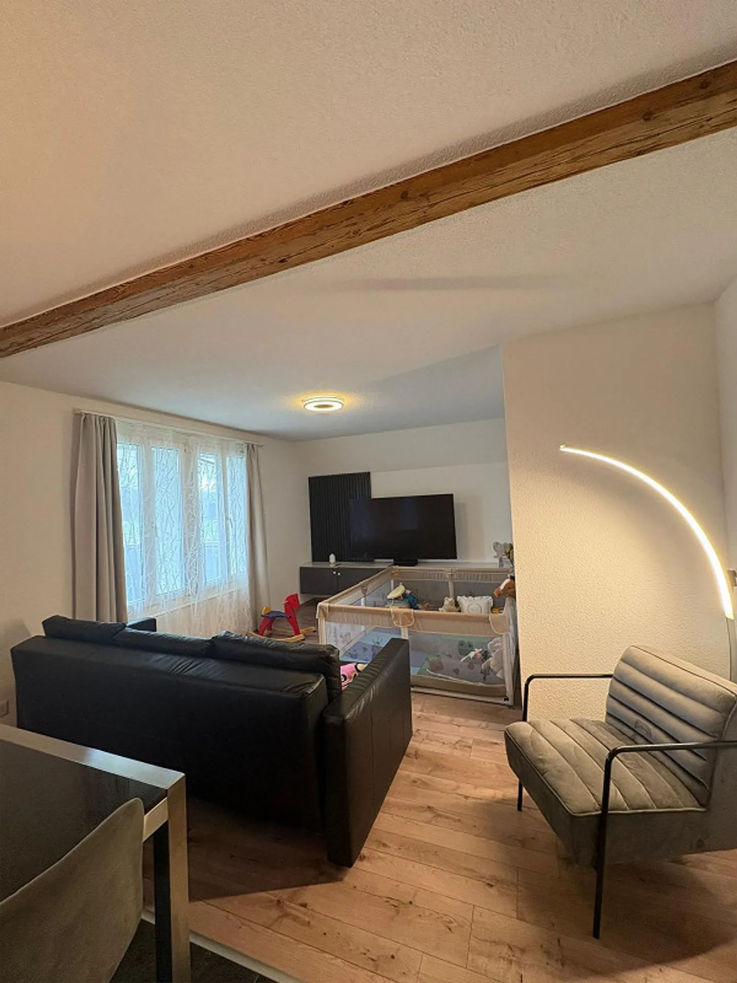 Charmante 3.5-Zimmer-Maisonette-Wohnung mit grosser Terrasse und zwei Bädern - Foto 9 von 13