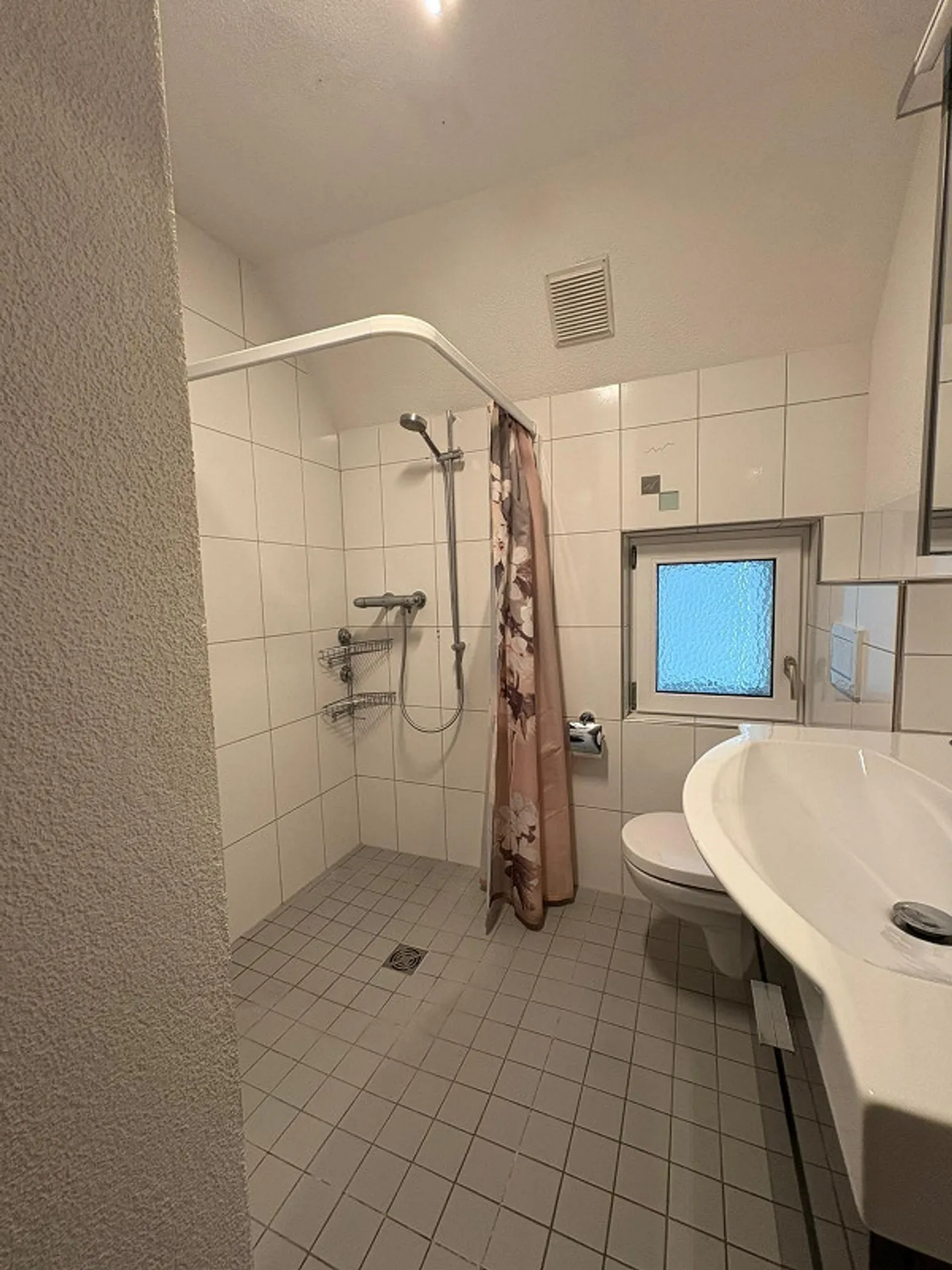 Charmante 3.5-Zimmer-Maisonette-Wohnung mit grosser Terrasse und zwei Bädern - Foto 10 von 13