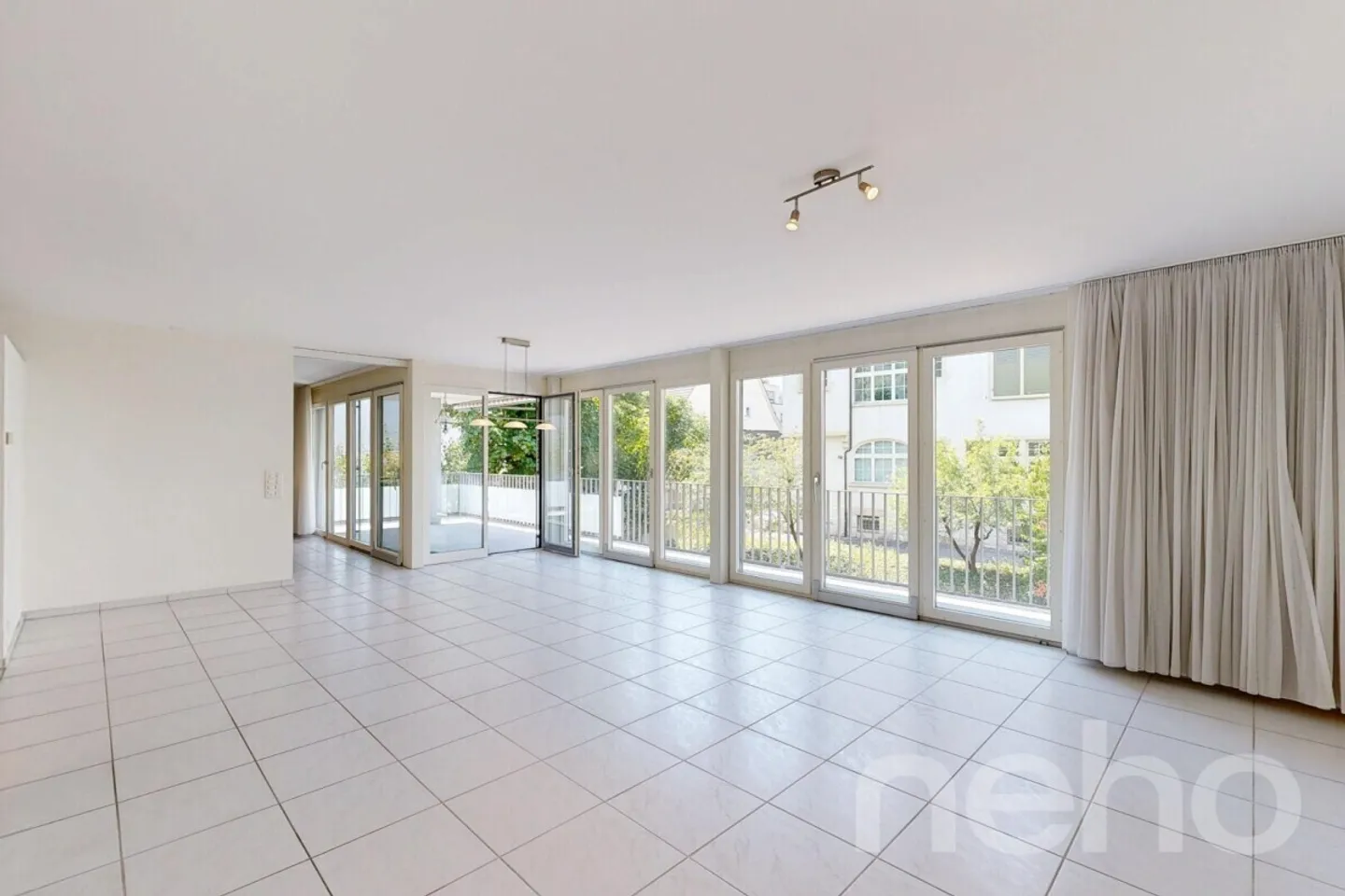 Spacious condominium with 27 m² balcony in a quiet residential area - Photo 2 of 12