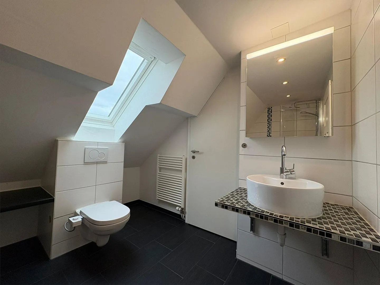 Charmante 3.5-Zimmer-Maisonette-Wohnung mit grosser Terrasse und zwei Bädern - Foto 12 von 13